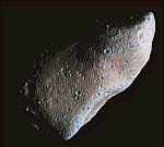 953 Gaspra survol par la sonde Galileo le 29 Octobre 1991. (NASA)