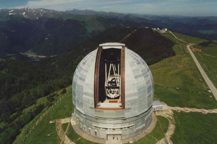 Le BTA-6 (Big Telescope Alt-azimuth) avec un miroir de 6 m de diamtre