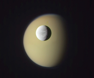 Cette image montre Dion passant devant Titan. Les deux satellites de Saturne ont t photographis le 12 avril 2010.
