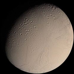 Cette image-mosaque d'Encelade a t prise en 1981 par la sonde Voyager 2