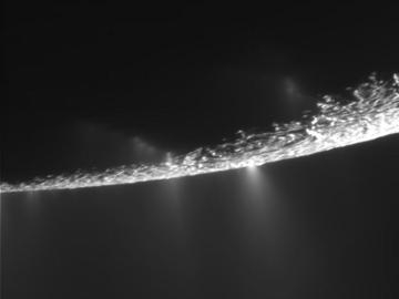 Sur cette image brute ralise  10000 km d'Encelade, les jets s'chappant des failles sont bien visibles