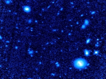Le tlescope Hubble a pris cette image de grosses galaxies situes dans le jeune Univers