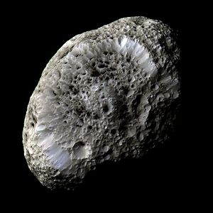 Hyprion, photo prise par la sonde Cassini (NASA)