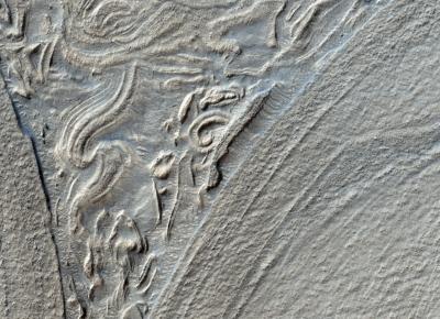 Ces traces d'coulement dans le bassin Hellas ont t photographies par Mars Reconnaissance Orbiter (MRO).