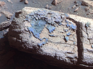 La roche martienne Chocolate Hill, partiellement recouverte d'une couche sombre, photographie de prs par Opportunity