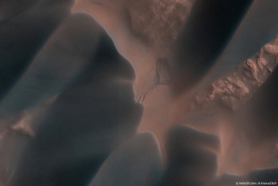 Les dunes de sable qui entourent le ple Nord martien changent continuellement d'aspect...