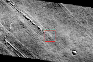 Des coliers ont repr un trou dans un tube de lave : encadre en rouge, la cavit de 160m de diamtre que les coliers californiens ont repre sur les images de Mars Odyssey.