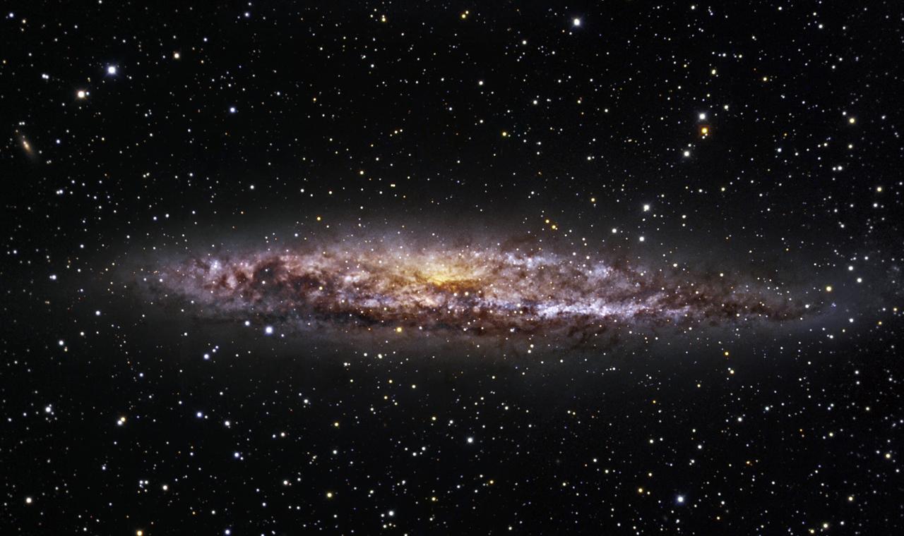 NGC4945 est une galaxie qui ressemble fort  la ntre. Nous la voyons par la tranche.