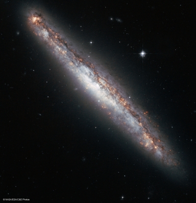 La galaxie de la Vierge NGC5775 vue par le tlescope spatial Hubble. Crdit : NASA/ESA/C&E Photos.