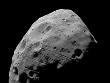 Phobos photographi  97 km par Mars Express