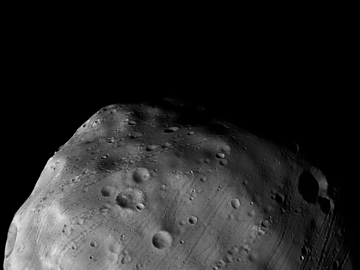 Sur cette photo de Phobos prise par Mars Express le 7 mars 2010, les sites d'atterrissage pressentis pour Phobos-Grunt sont sur la droite,  gauche du gros cratre sombre