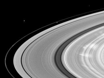 Ces taches blanches sur l'anneau principal de Saturne sont des nuages de particules glaces. Leur origine reste un mystre.