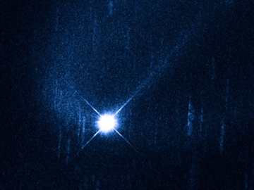 L'astrode Scheila vu par le tlescope spatial Hubble, le 27 dcembre. Crdit : NASA/ESA/UCLA.
