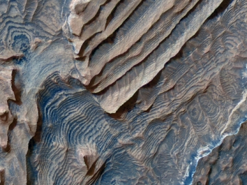 Couches sdimentaires rgulires sur Mars vues par MRO dans le cratre Becquerel