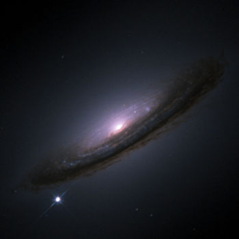 La supernova SN 1994D est le point blanc brillant en bas  gauche de l'image !
