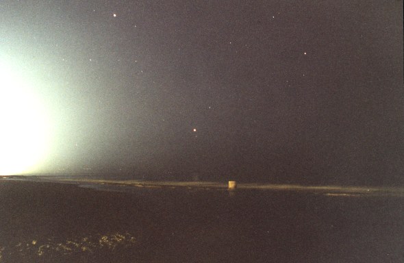 Au 28 mm et 400asa, on voit le reflet de Venus dans la mer.