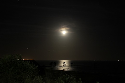 La Lune éclairant la pêcherie sur la plage de Saint-Michel-Chef-Chef