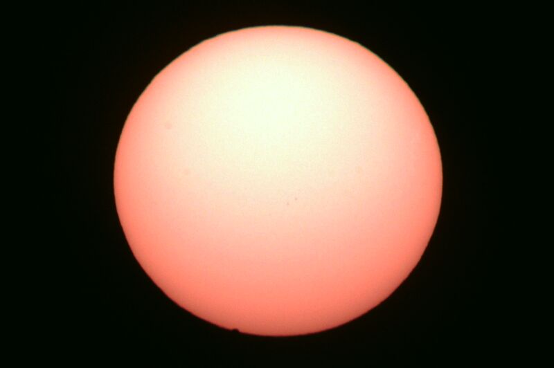 O Sol às 5:23 UTC a 2 graus de altitude