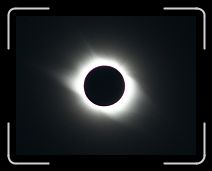 IMG_3601crop * Le temps d'exposition est prolongé afin de pouvoir voir mieux la couronne solaire. La photo a été recadrée car l'objectif est un 200mm. * 800 x 618 * (226KB)