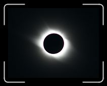 IMG_3602crop * Le temps d'exposition est prolongé afin de pouvoir voir mieux la couronne solaire. La photo a été recadrée car l'objectif est un 200mm. La couronne étant plus visible, les protubérances sont plus difficiles à distinguer. * 800 x 611 * (220KB)