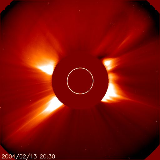 Vu du coronographe SOHO/LASCO C2 montrant l'origine du vent solaire,le cercle reprsent le disque solaire.