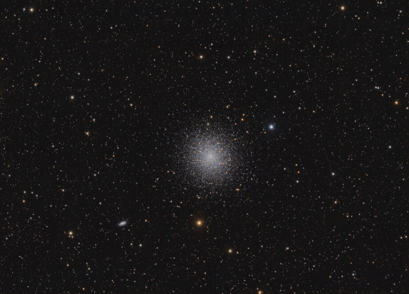 M13_widefield.jpg -          texto_bright    Object:M13   Date:February - May 2012   Observingsite: FNO (Fosca Nit Observatory, Àger)   Telescope: TakahashiTOA-150  @ f/7.3 on EM-400 mount   Camera:SBIG STL-11000M  @ -10/-20C   Filters: Astrodon RGB   Exposure:23 x 15 min R; 22 x 15 min G; 22 x 15 min B (all unbinned).  Totalexposure: 16 h     Guiding: Camera guide chip     Software:Guide & camera control: CCDSoft. Processing: PixInsight 1.7 