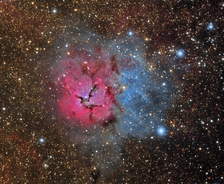 M20_detail.jpg -          texto_bright    Object:M20 Trifid Nebula   Date:29-05, 18-07, 25-07-2009   Observingsite: FNO (Fosca Nit Observatory, Àger)   Telescope: TakahashiTOA-150  @ f/7.3 on EM-400 mount   Camera:SBIG STL-11000M  @ -10C   Filters: Baader RGB   Exposure:7 x 15 min R; 7 x 15 min G; 7 x 15 min B (all unbinned).  Totalexposure: 5,25 h     Guiding: Camera guide chip     Software:Guide & camera control: CCDSoft. Processing: PixInsight 1.5 Comment:    