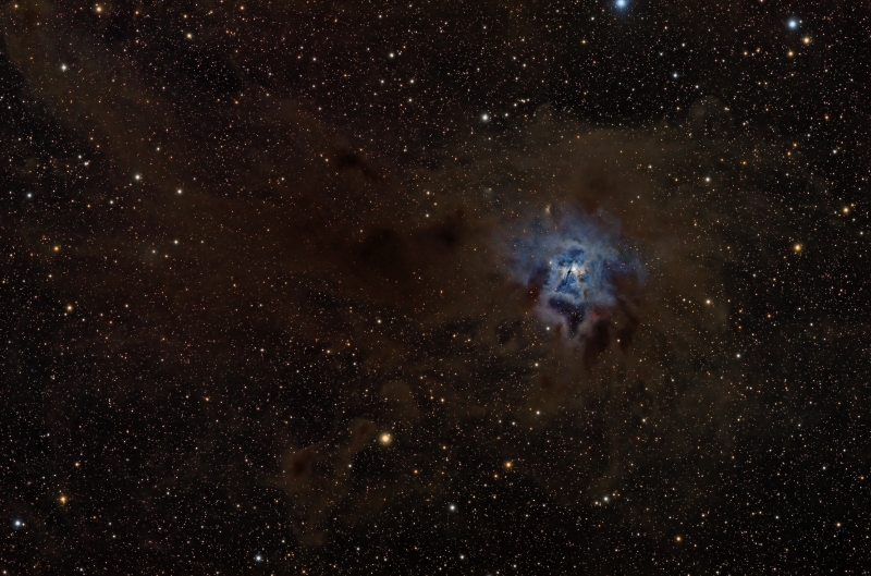 NGC7023_widefield.jpg -          texto_bright    Object:NGC7023 Iris Nebula   Date:16-08, 17-08-2009   Observingsite: FNO (Fosca Nit Observatory, Àger)   Telescope: TakahashiTOA-150  @ f/7.3 on EM-400 mount   Camera:SBIG STL-11000M  @ -5-10C   Filters: Baader RGB   Exposure:10 x 15 min R; 10 x 15 min G; 10 x 15 min B (all unbinned).  Totalexposure: 7,5 h     Guiding: Camera guide chip     Software:Guide & camera control: CCDSoft. Processing: PixInsight 1.5 Comment: Unusual warm nights   