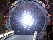 Stargate : SG-1. La porte des étoiles. Il s'agit d'un trou de ver macroscopique capable de vous emmener de l'autre côté de la Galaxie en quelques secondes. Technologie Goa'uld abandonnée sur Terre en Egypte au temps des pyramides. Leurs descendants sont beliqueux et extrêmement puissants.