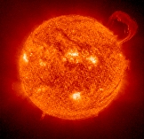 Gigantesque protubérance photographiée en lumière X par SOHO le 14 Sep 1999.