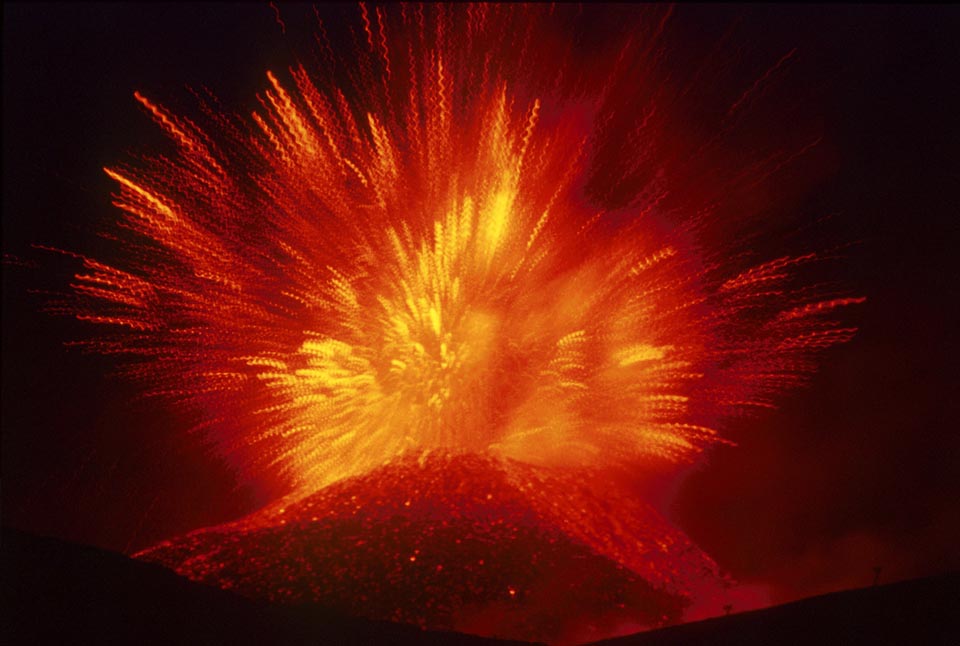 http://www.astrosurf.com/luxorion/Documents/etna-eruption.jpg