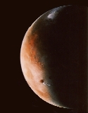 Croissant de Mars photographié par la sonde Viking 2 en 1976. On reconnaît le bassin d'Argyre (la zone blanche près du limbe supérieur) situé par 50° de latitude Sud, Valles Marineris (dans la zone rouge) et plus bas le volcan Ascraeus Mons associé à un champ de givre. 