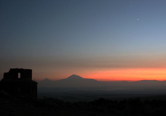 Venus y Júpiter sobre el monte Ararat