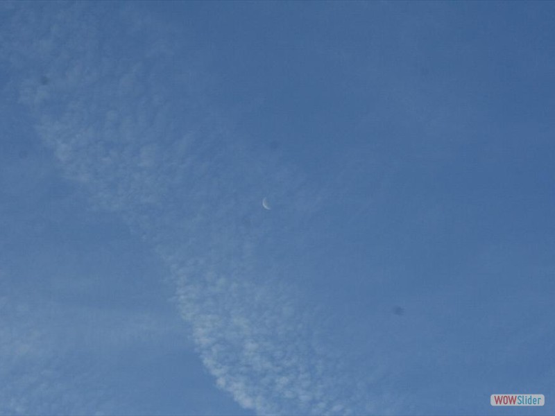 Lune dans les traces d'avions et toujours les poussières sur l'objectif