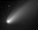 La cometa Hall-Bopp ripresa attraverso un 200mm a f/5.6 (mosaico di 2 immagini di 20s ciascuna)