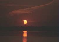 eclipsepartiellesoleil Objet: Eclipse de Soleil Lieu: Genve Date: 31 mai 2003  5:55 Instrument: Camra: Minolta + 250mm  miroir Film: Fudjy 400asa Description: Lever du Soleil en fin d'clipse....