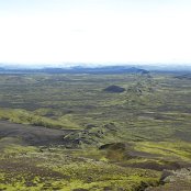 Cratéres de l'éruption du Laki (1783-1784), en direction du Nord-Est. Au fond, dans les brumes, la calotte glacière du Vatnajokull.