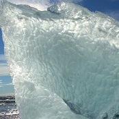 Un iceberg échoué sur la plage de Jökulsárlón (coté mer).