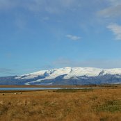 L'extémité sud de la calotte glaciaire du Vatnajökull. Le plus haut sommet est aussi le plus haut sommet de l'Islande. C'est le Hvannadalshnúkur qui mesure 2110m. Vue depuis Hali, notre hébergement.