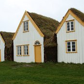 Maisons de tourbes, comme on les fabriquait au 19eme siecle en Islande (vue de devant). Hammeau de Glaumbær, près de la ville de Varmahlíð.