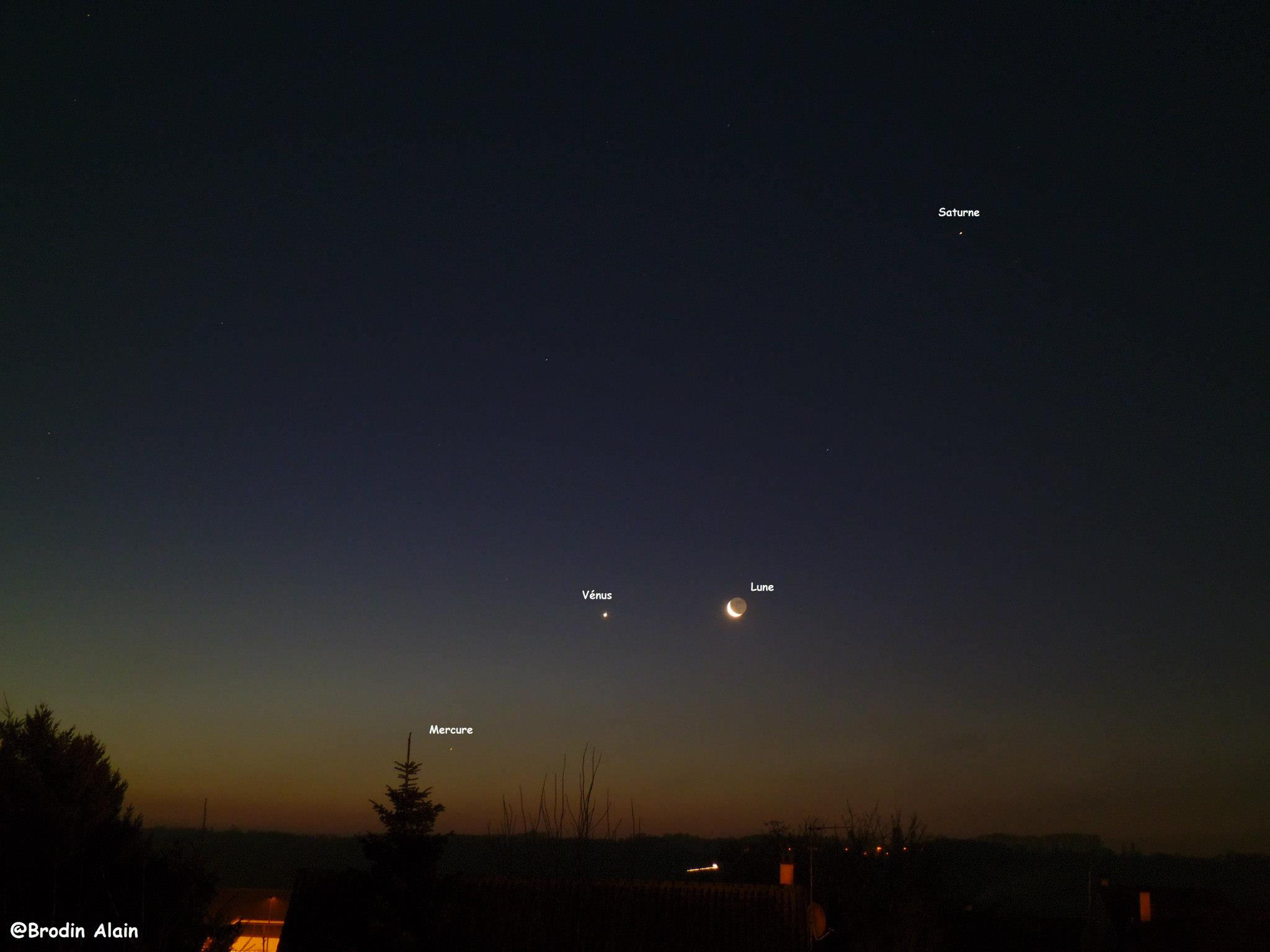 Ce matin du 11 Decembre 2012 vers 7h15 Alignement de Mercure , Vénus , Lune et Saturne !!!!