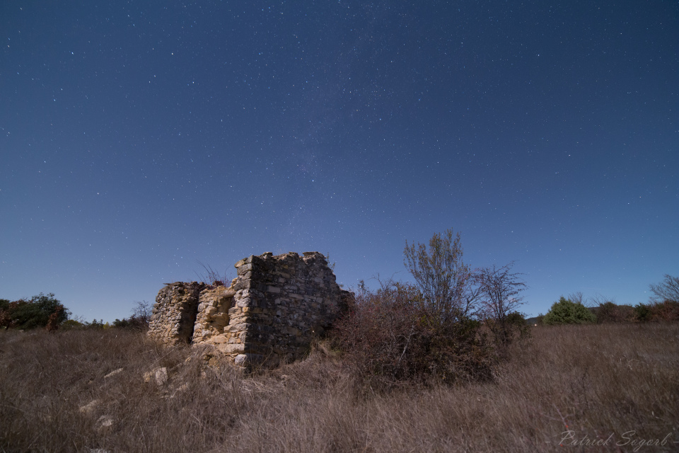 Une ruine dans le Luberon sous une Lune Gibbeuse