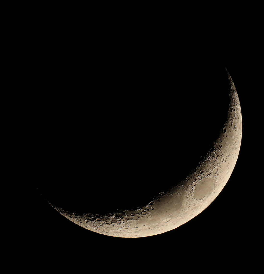 la lune, au soir du 19/04/2018 (41681.JPG) plus Vénus et les Pléiades