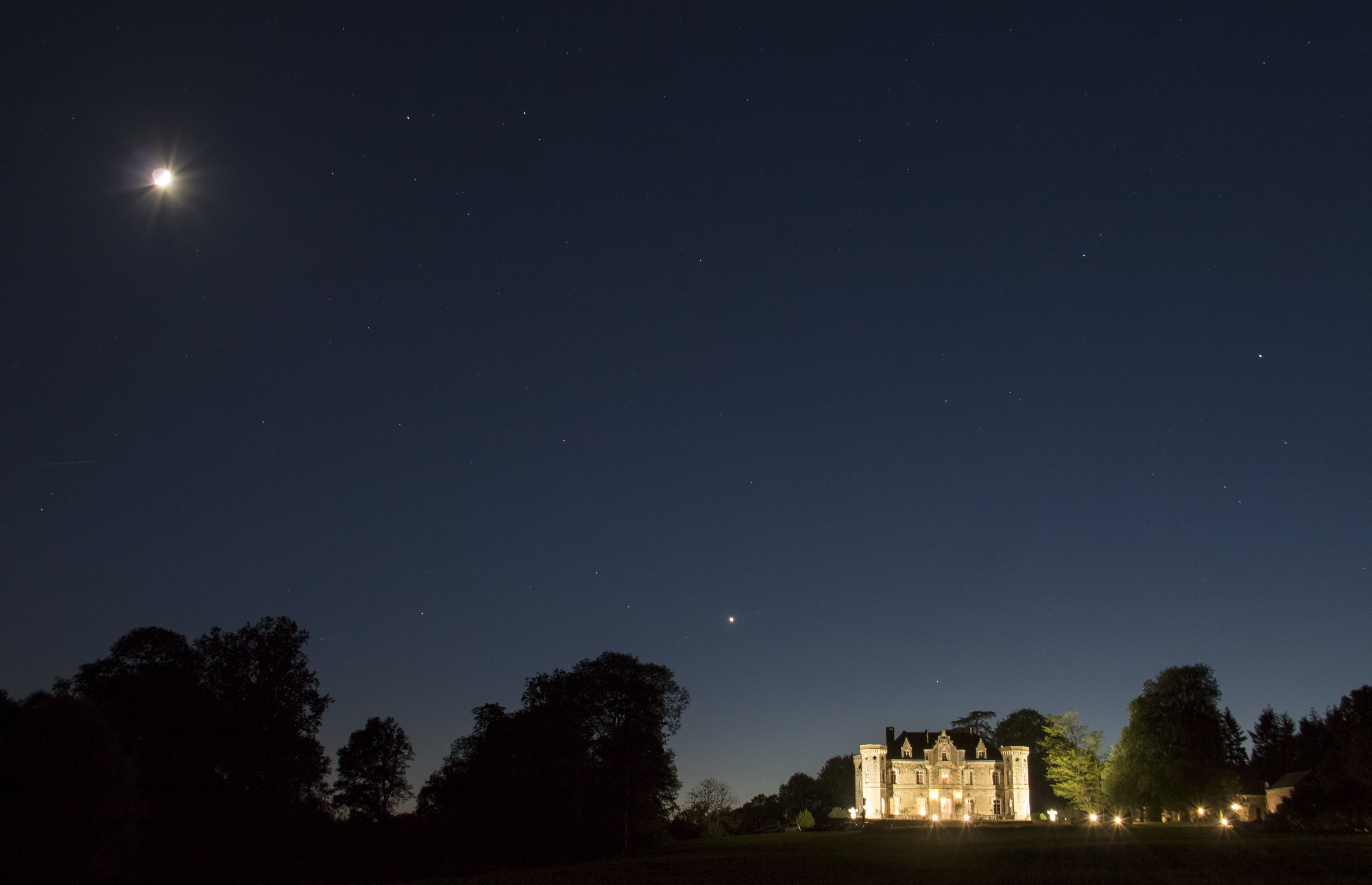 Coucher de lune et Venus_au chateau de la Cacaudiere