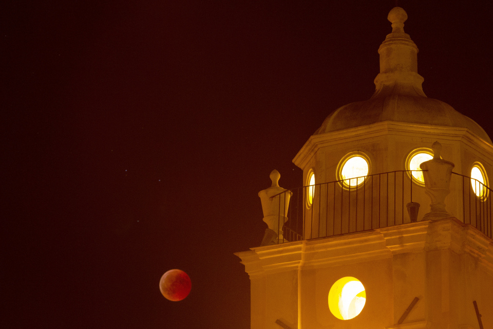 La Lune, rouge de honte, semblait vouloir se cacher dans la clocher de l'église de Cargèse (Corse du sud)