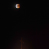 Eclipse du 27 juillet, la Lune sort de l'ombre, accompagnée de la planète Mars (Cargèse, Corse du sud)