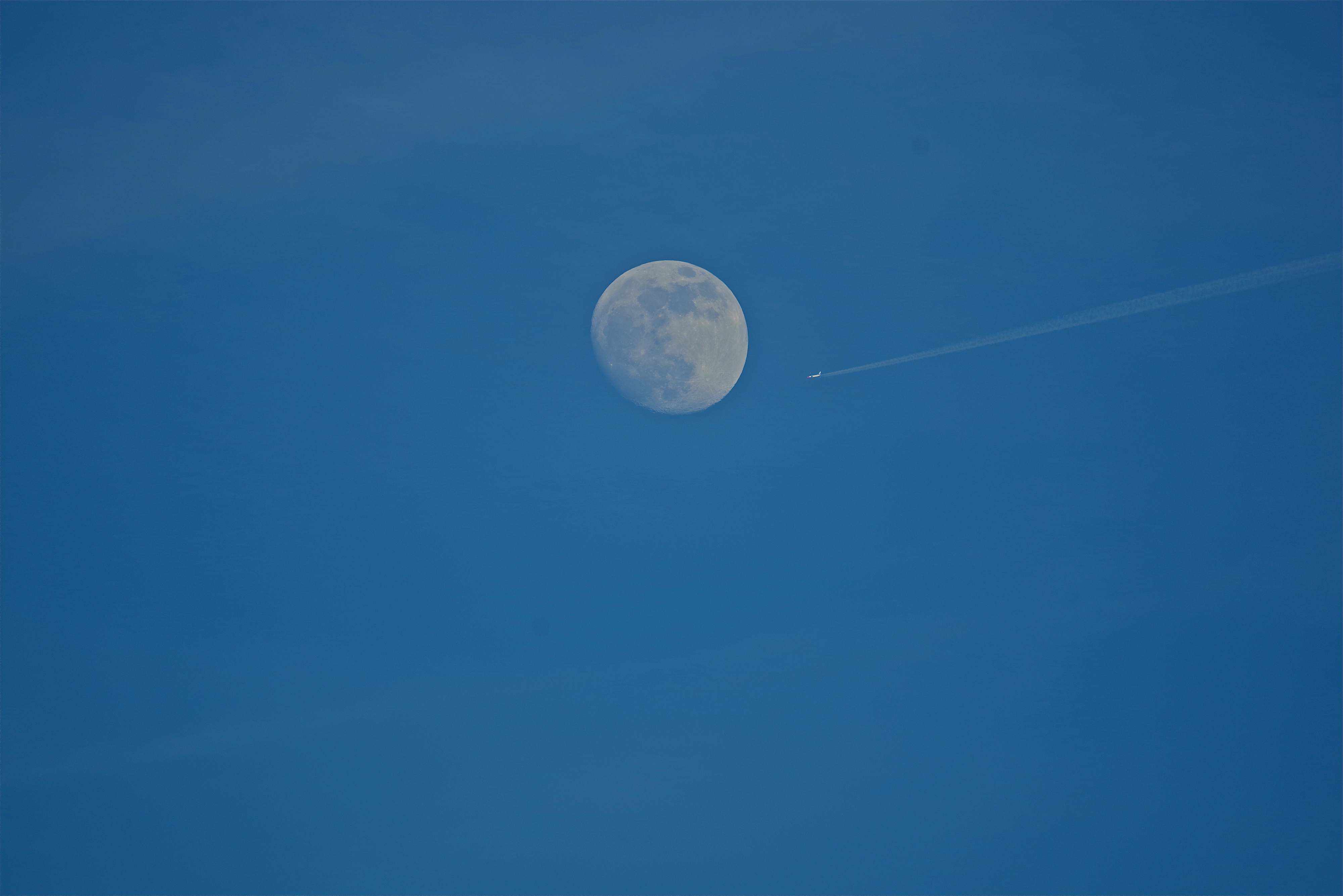 Lune  et  avion