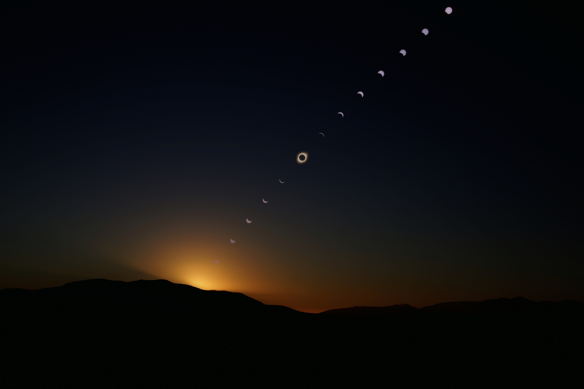 StarStaX_IMG_0938-IMG_1074_éclaircir_progression éclipse avec totalité recadré.jpg