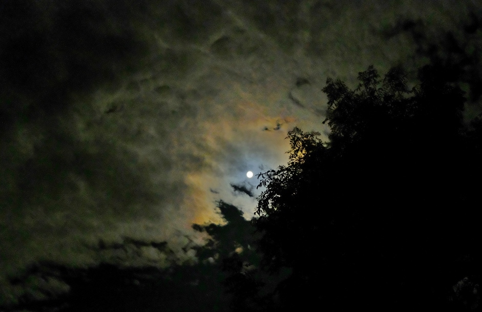 lune nuageuse