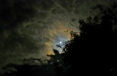 lune nuageuse